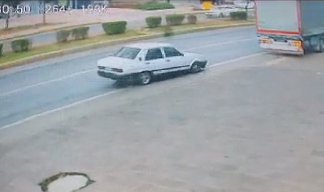Fıat Tofaş marka otomobil park halindeki tıra ok gibi saplandı: 1 ölü