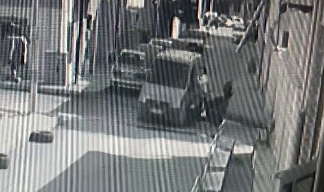 Hafif ticari araç ile motosikletin çarpıştığı kaza kamerada