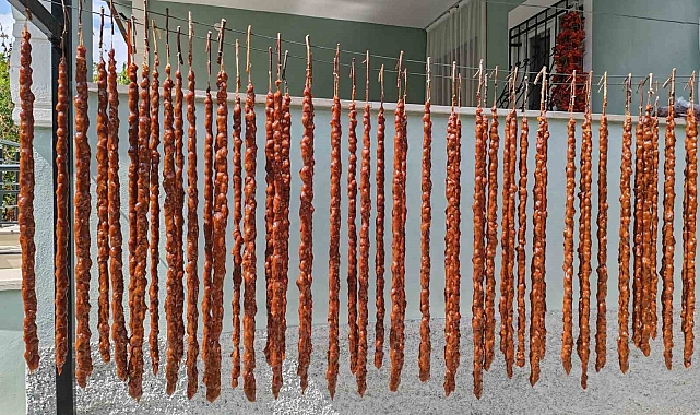 Halkapınar'da cevizli sucuk yapımı başladı