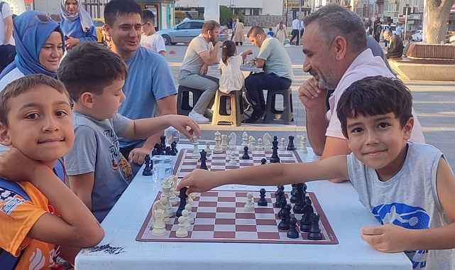 Karaman'da “Sokakta Satranç Var” etkinliği her yaştan vatandaştan yoğun ilgi
