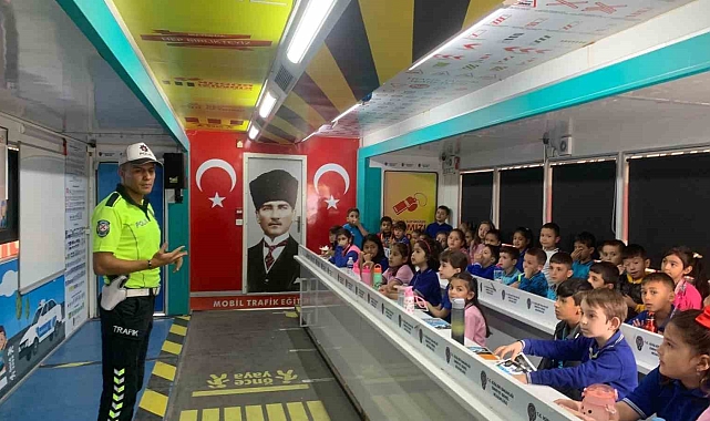 Karaman'da mobil trafik tırında öğrencilere trafik eğitimi verildi