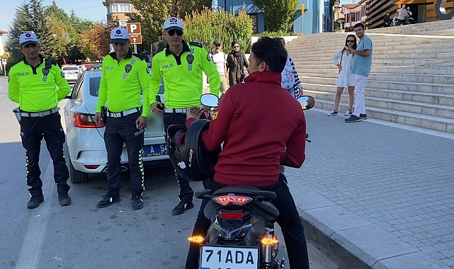 Kaskı kafası yerine koluna takan motosiklet sürücüsüne ceza