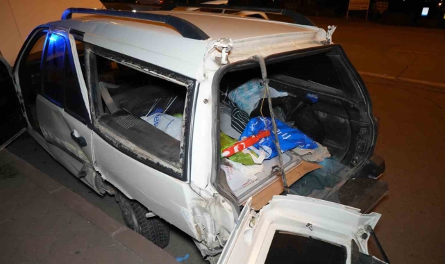Kırıkkale'de orta refüje çarpan otomobil hurdaya döndü: 2 yaralı
