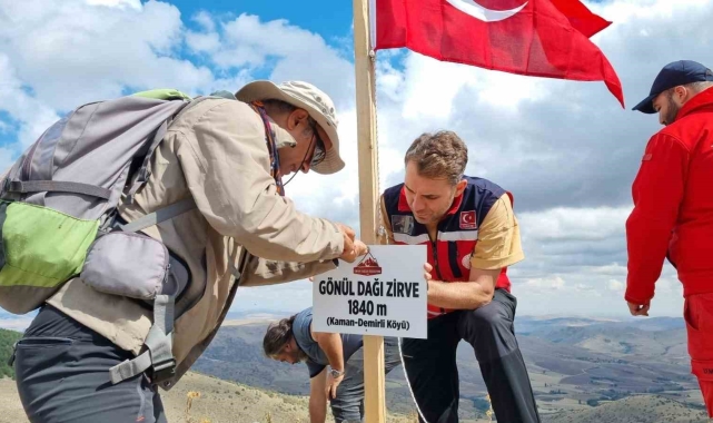 Kırşehirli dağcılar Neşet Ertaş'ı Gönül Dağı'nda andı