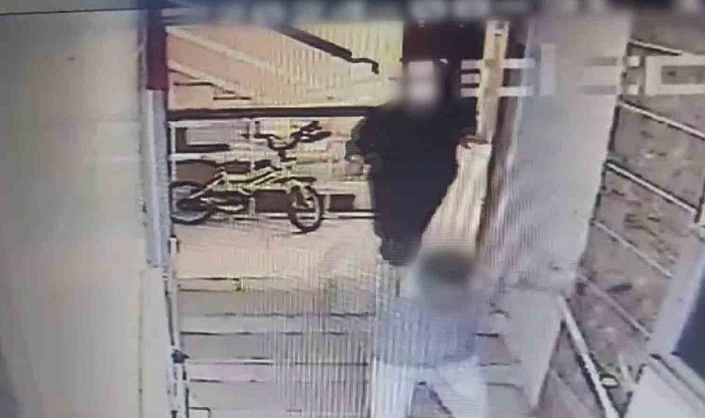 Kolyeyi çalıp kaçtı, polisten kaçamadı