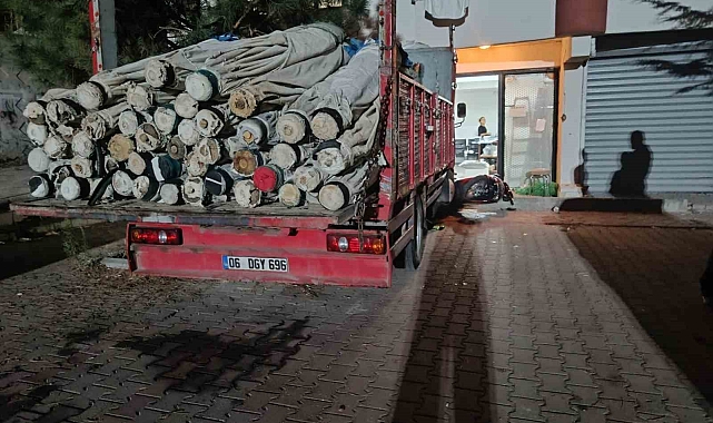 Kontrolden çıkan kamyon dükkana daldı
