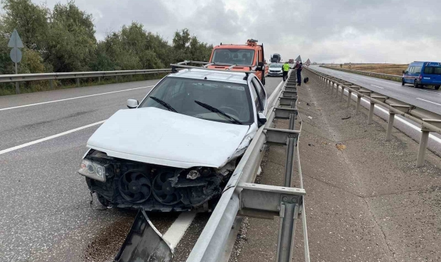 Kontrolden çıkan otomobil bariyerlere çarptı: 3 yaralı