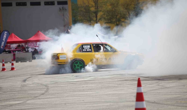Konya'da slalom yarışı ve drift gösterisinde otomobiller tozu dumana kattı