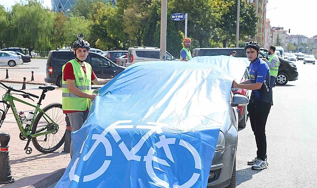 Konyalı bisikletseverler bisiklet yolunu işgal eden araçların üzerini mavi brandayla kapladı