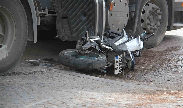 Motosiklet tırla çarpıştı: 2 yaralı