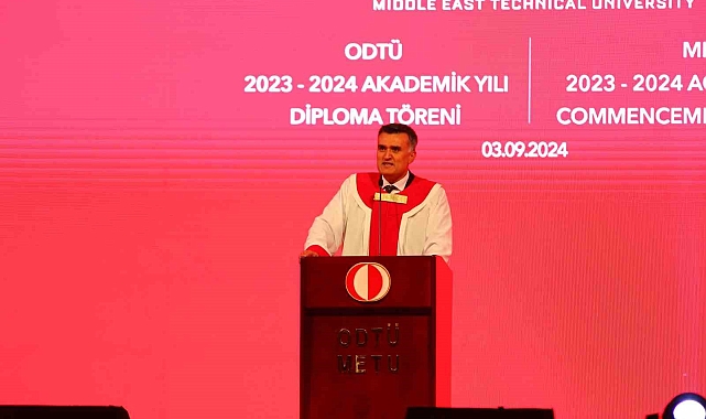 ODTÜ öğrencileri, 2 haftalık Rektör Yozgatlıgil'in konuşmasını sahnenin elektriklerini keserek protesto etti