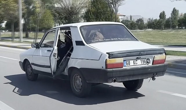 Otomobile motor yükledi, kapısı açık trafikte seyretti