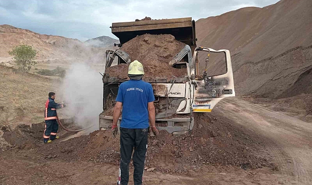Seyir halindeki kamyon yanarak kullanılamaz hale geldi