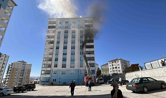 Sivas'ta korkutan yangın: Apartmanda mahsur kalanlar tek tek kurtarıldı