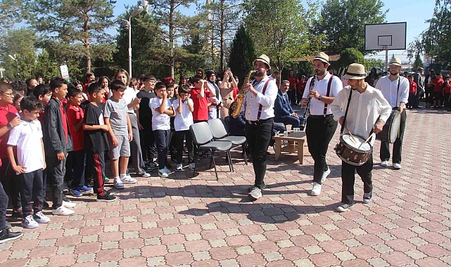 Sivas'ta öğrenciler güle oynaya dersbaşı yaptı