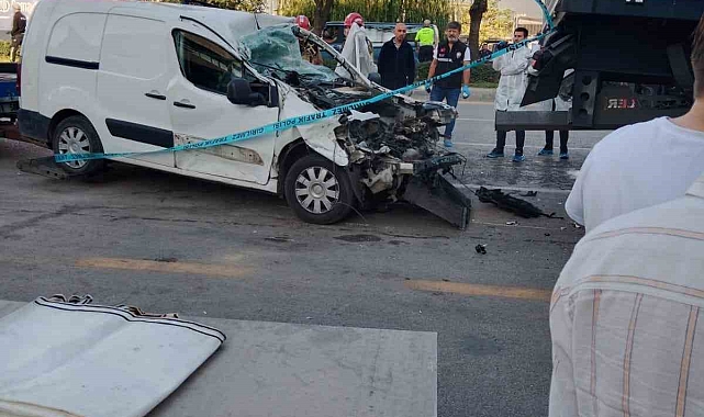 Süratli otomobil park halindeki tıra ok gibi saplandı: 1 ölü