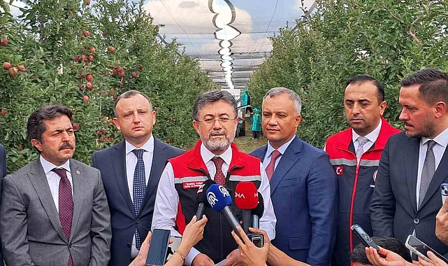 Tarım ve Orman Bakanı Yumaklı, Karaman'da elma hasadı yaptı