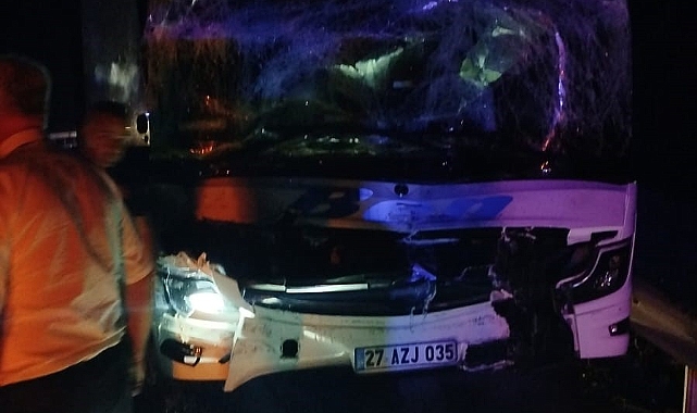 Tarsus'ta yolcu otobüsü tıra çarptı: 4 yaralı