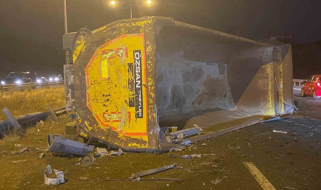 Tır refüje çarpıp devrildi