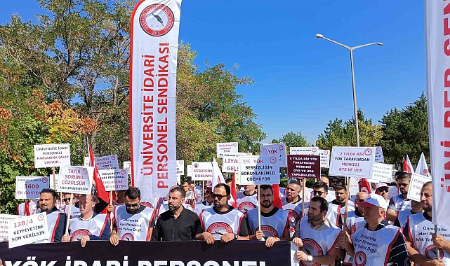 Üniversitelerdeki personel sorunlarının çözüme kavuşturulması için YÖK önünde eylem