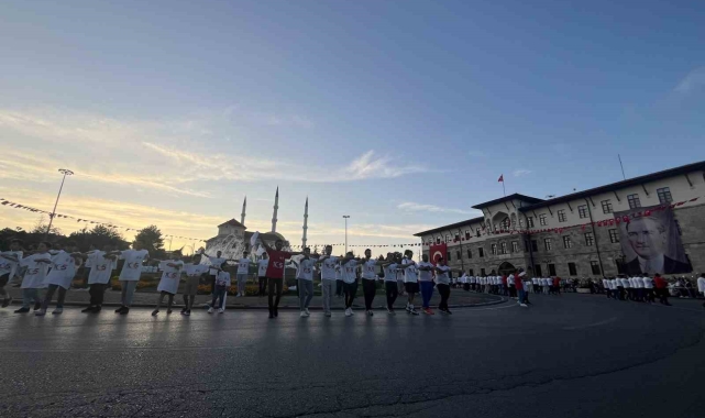 Yok böyle halay: 1058 kişi aynı anda halay çekti