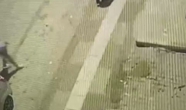 Yolun karşısına yavaş geçtiği için sinirlendiği yayaya kafa attı
