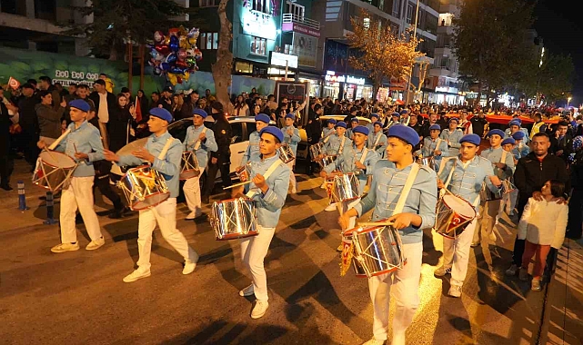 29 Ekim Cumhuriyet Bayramı'nda Niğde'de fener alayı düzenlendi