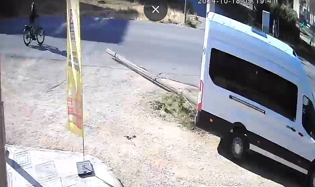5 metrelik direği yola devirdi, bisiklet sürücüsü son anda kurtuldu