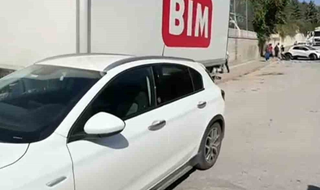 BİM'e ait tırın ayrılan dorsesi park halindeki 3 araca çarptı
