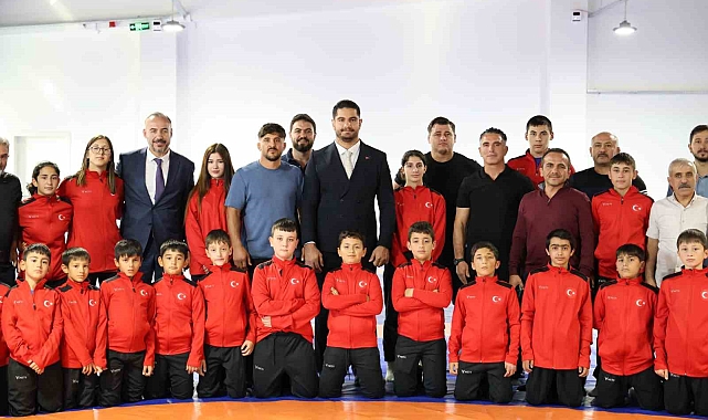 Dünya şampiyonu Taha Akgül'den minik güreşçilere nasihat