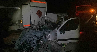 Hafi ticari araç, yakıt tankerine ok gibi saplandı: 1 ölü