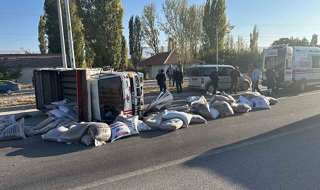 Kamyonetle hafif ticari araç çarpıştı: 3 yaralı