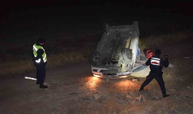 Karaman'da Virajı alamayan otomobil şarampole takla attı: 2 yaralı