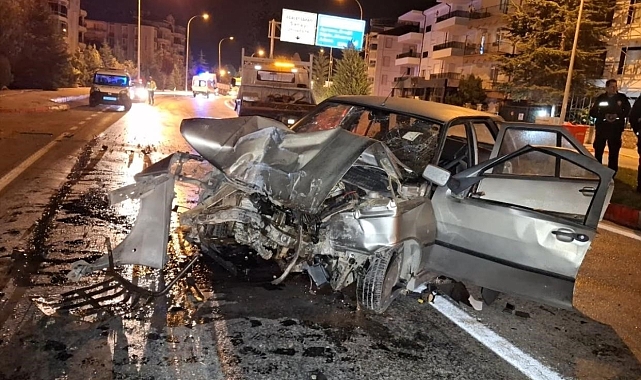 Kontrolden çıkan otomobil beton duvara çarptı: 2 yaralı