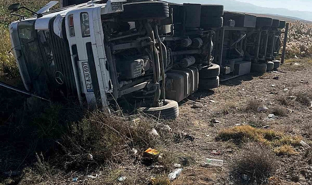 Konya'da devrilen tırın sürücüsü yaralandı