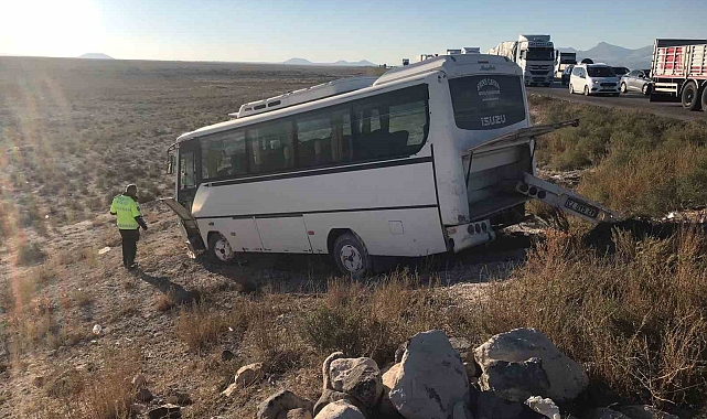 Konya'da işçi servisi ile otomobil çarpıştı: 10 yaralı