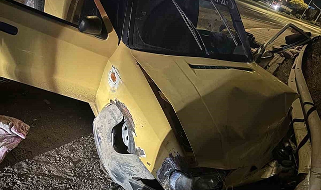 Konya'da pikap refüje çarptı: 3 yaralı