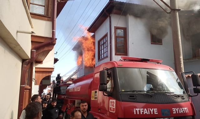 Konya'da tarihi evlerin bulunduğu sokaktaki yangın korkuttu