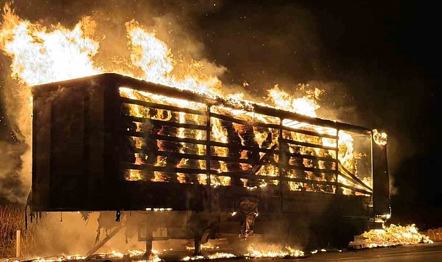 Konya'da tırın karton yüklü dorsesi karayolunda alev alev yandı