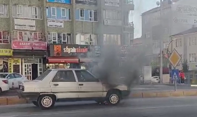Konya'da trafik ışıklarında bekleyen otomobilde yangın