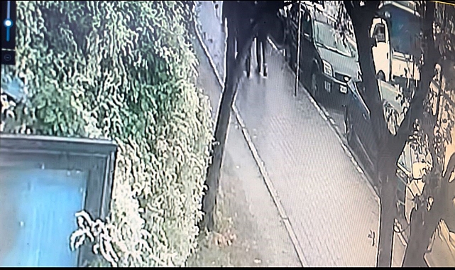 Kuryeye çarpmamak için manevra yaptı, önce 4 araca, sonra kuryeye çarptı