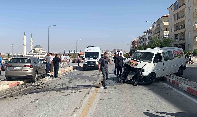 Minibüs ile otomobil kafa kafaya çarpıştı: 6 yaralı
