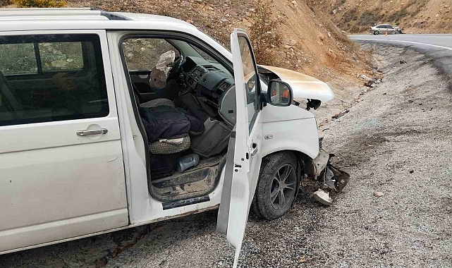 Otomobil ile minibüs kafa kafaya çarpıştı, 1'i ağır 10 kişi yaralandı