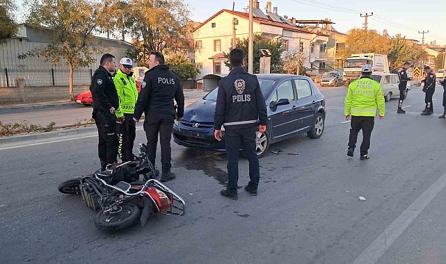 Otomobille çarpışan elektrikli bisiklet sürücüsü gencin ayağı kırıldı