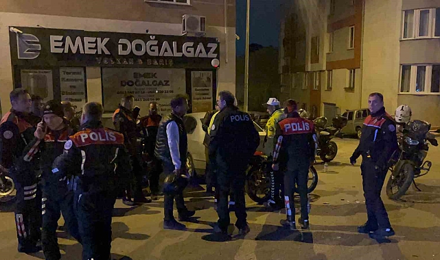 Polisten kaçarken kazaya neden oldu: 2'si polis 4 yaralı