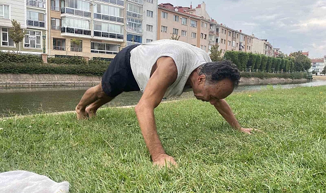 Porsuk Çayı'nın kenarında düzenli spor yapan 69 yaşındaki adam, gençlere taş çıkartıyor