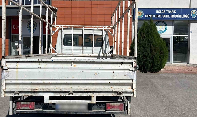 Seyir halinde kasasından merdiven düşen kamyonet bulundu