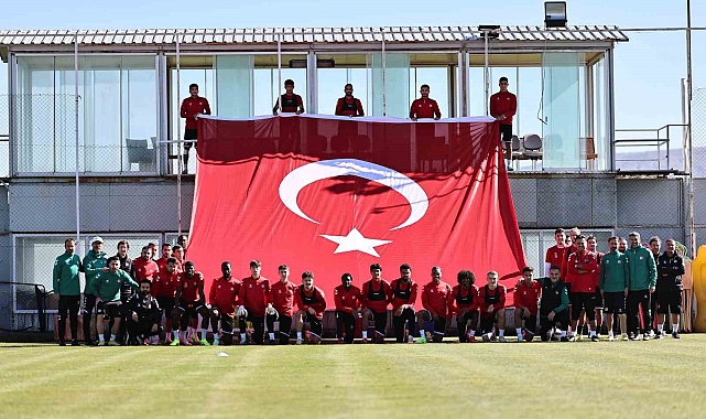Sivasspor antrenmanda dev Türk bayrağı açtı