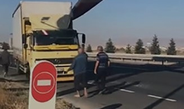 Tır üzerinde taşınan rüzgar türbini kamyona çarptı