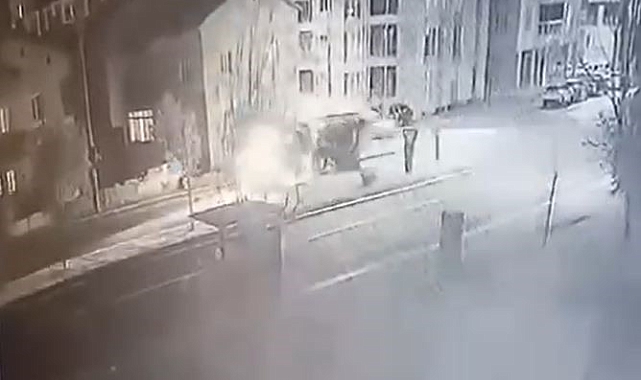 Tırın devrildiği anlar güvenlik kamerasına yansıdı